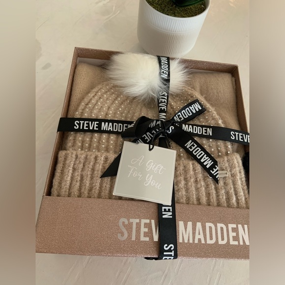 BRAND NEW Steve Madden beanie scarf set - Picture 2 of 9